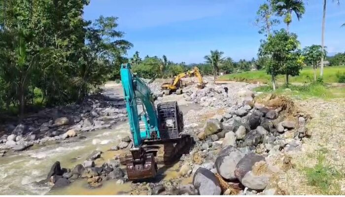 Instruksi Mahyeldi Bergerak Cepat, Tiga Alat Berat Tangani Sungai Batang Guo