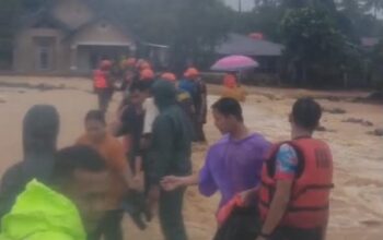 Hujan Deras Sebabkan Banjir di Padang, Pemerintah Evakuasi Warga Terdampak