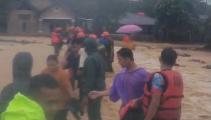 Hujan Deras Sebabkan Banjir di Padang, Pemerintah Evakuasi Warga Terdampak
