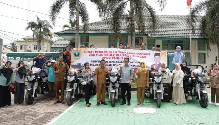 Lima Kelompok Tani Kuranji Terima Bantuan Bentor dari Pokir Evi Yandri