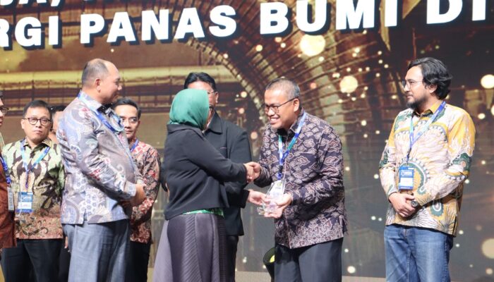 Pemprov Sumbar Raih Penghargaan Pendukung Investasi Panas Bumi