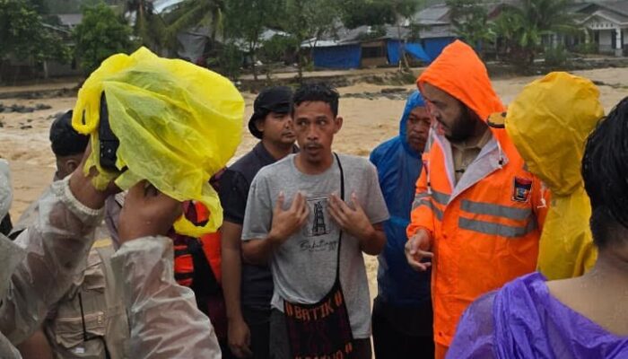 Banjir Landa Padang, Wali Kota Instruksikan Evakuasi dan Penyaluran Bantuan
