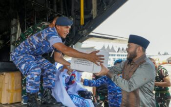 Wali Kota Padang Lepas Bantuan Rendang untuk Korban Gempa NTT
