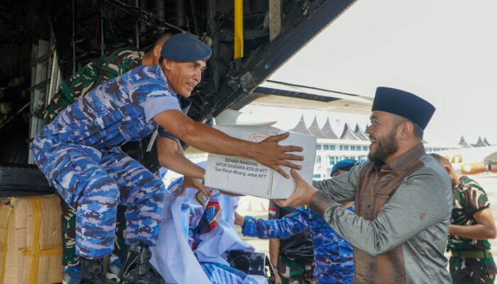 Wali Kota Padang Lepas Bantuan Rendang untuk Korban Gempa NTT