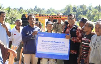 BRI Salurkan Bantuan Peralatan Pertanian untuk Warga Kayu Tanam Padang Pariaman