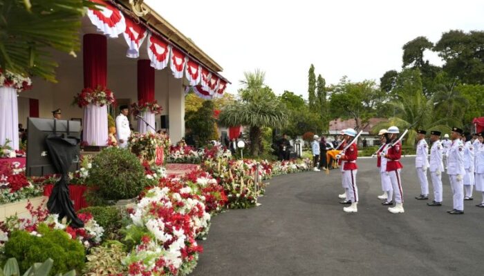 Pimpin Upacara Penurunan Bendera, Wagub Vasko Tegaskan Komitmen Jaga Merah Putih