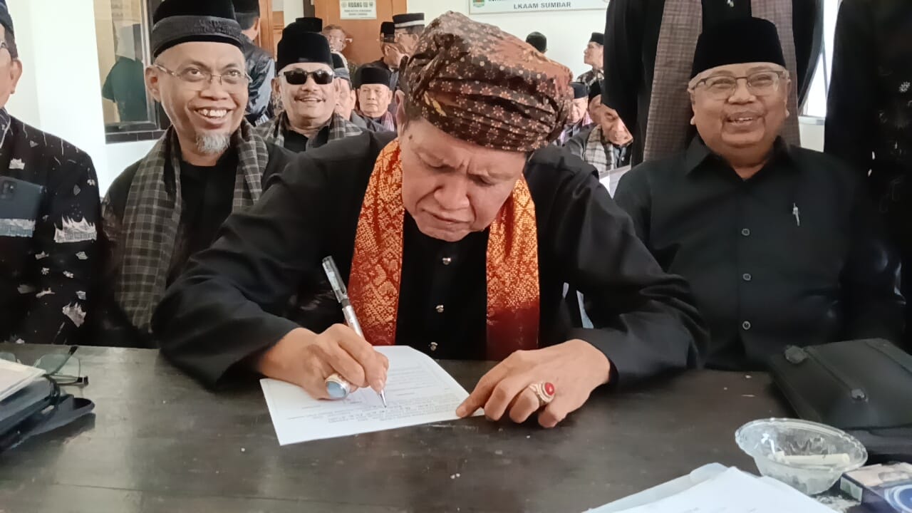 Mendaftar Calon Ketua LKAAM Padang, Irwan Basyir Dt Rj Alam Diantar Seratusan Pendukung