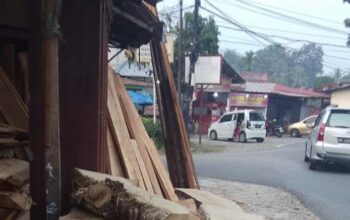 Abu dan Bau Cat yang Menyengat Romi Perabot Dikeluhkan Warga