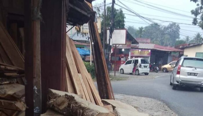 Abu dan Bau Cat yang Menyengat Romi Perabot Dikeluhkan Warga