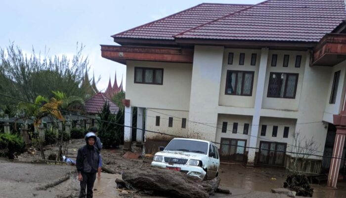 Galodo Lumpuhkan Operasional Kantor Bupati Solok