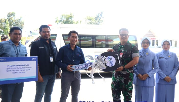 Dukung Layanan Kesehatan, BRI Khatib Sulaiman Serahkan Ambulans ke Lanud Sutan Sjahrir