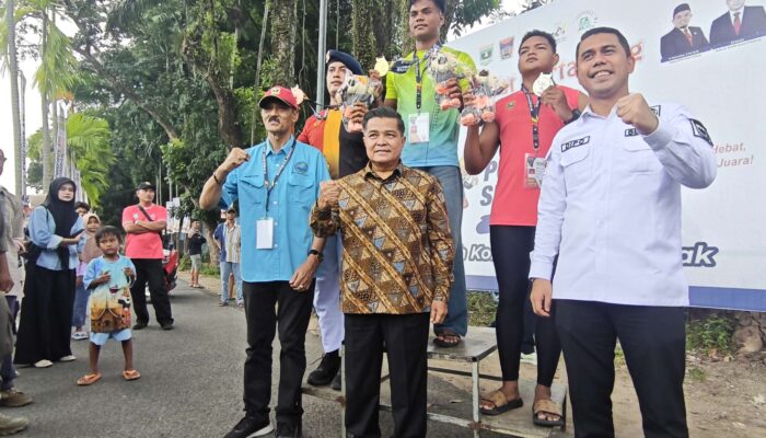 Sekum KONI Sumbar Tebar Kuis Spontan ke Atlet Dayung Porprov, Jawaban Benar Langsung Diberi Hadiah