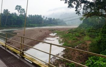 Hulu Batang Lengayang Memprihatinkan, Jembatan Gantung Kampung Akad Dikepung Material