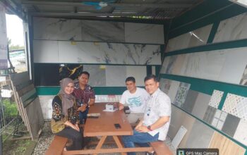 BRI Simpang Empat Edukasi Nasabah Toko Bangunan Gunakan EDC Merchant Loan