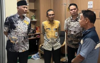 Gubernur Mahyeldi Jenguk Ketua MUI Sumbar Korban Kebakaran KMP Batumandi di Cilegon